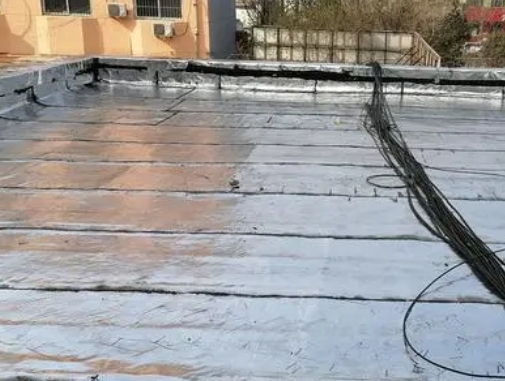 施秉卫生间漏水维修公司分享下施秉屋面楼顶防水刚性防水层施工要点。